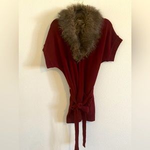 Short sleeve sweater with fur collar